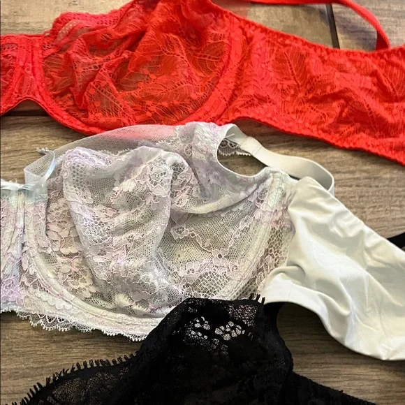 Bra Bundle 36G Red, White, and Black Lace Bras - Picture 10 of 14